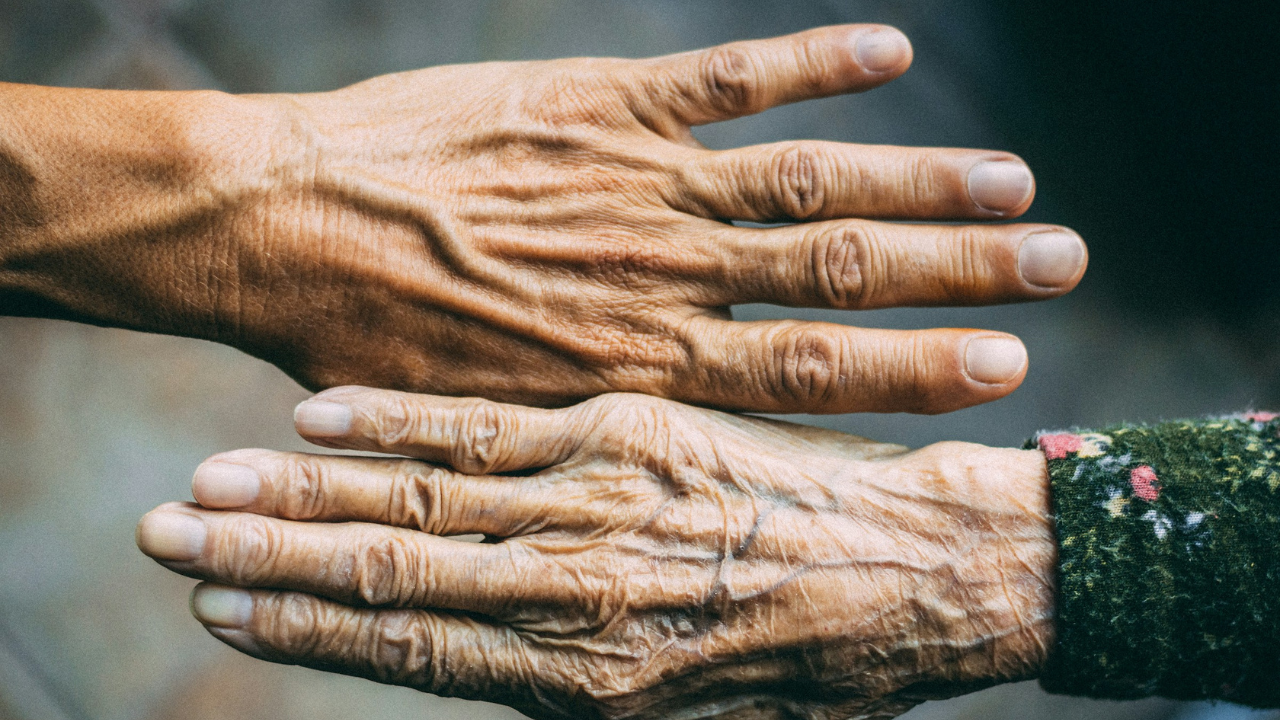 stařecká ruka a mladá ruka